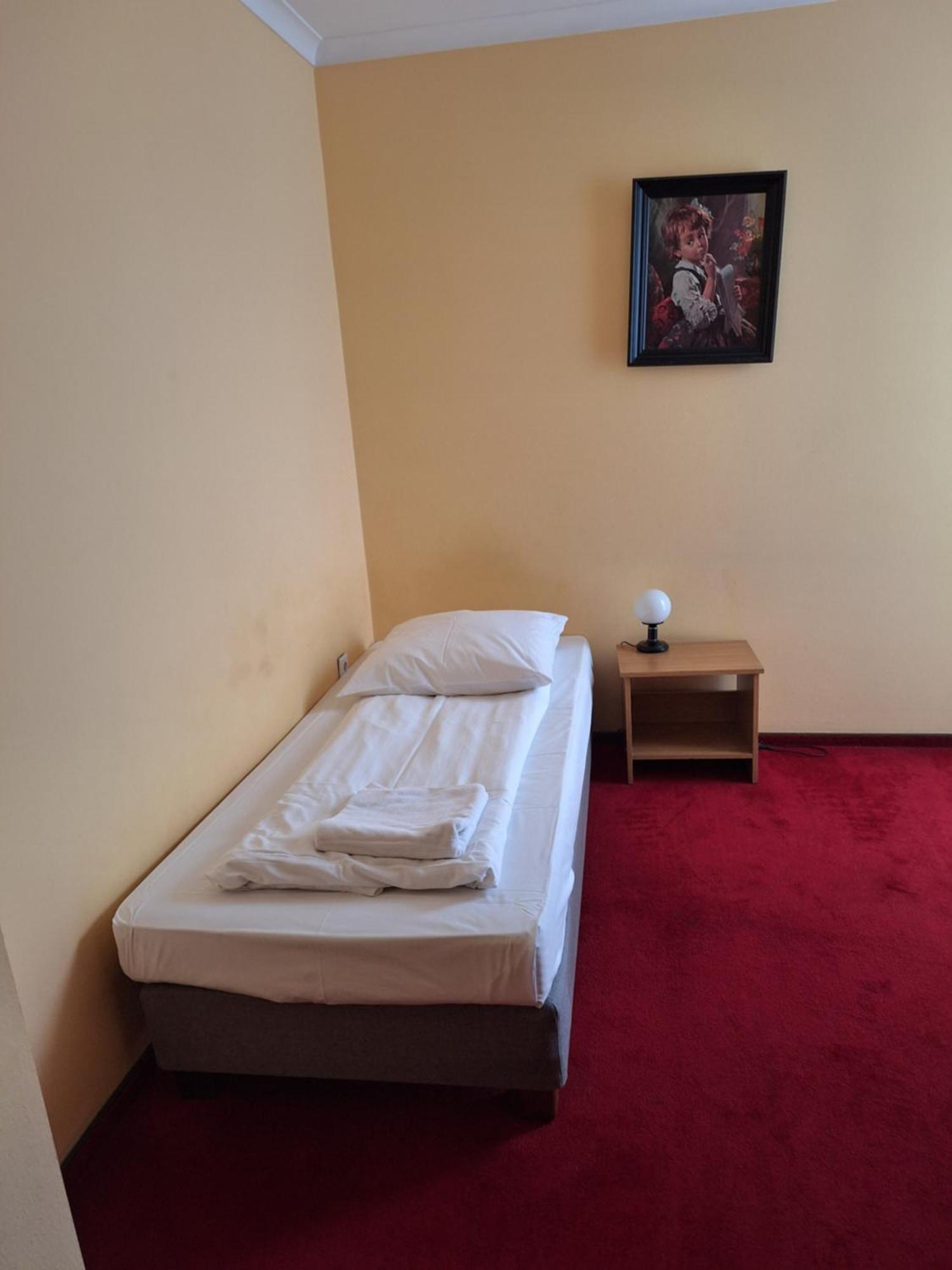 Hotel Malwa Ostrow Wielkopolski Bagian luar foto