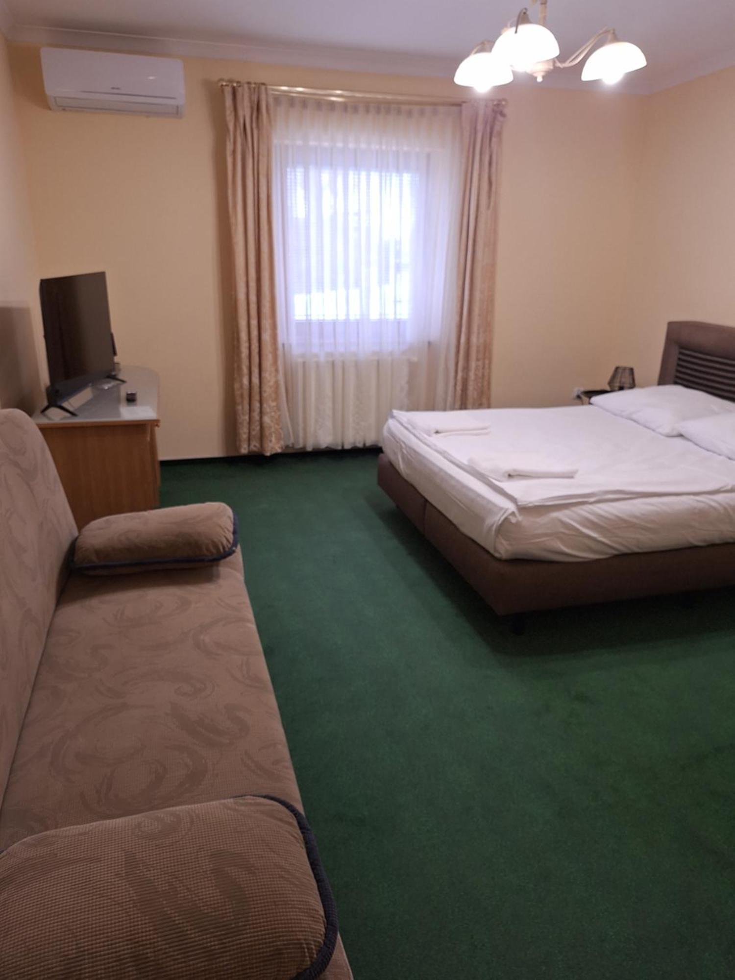Hotel Malwa Ostrow Wielkopolski Bagian luar foto