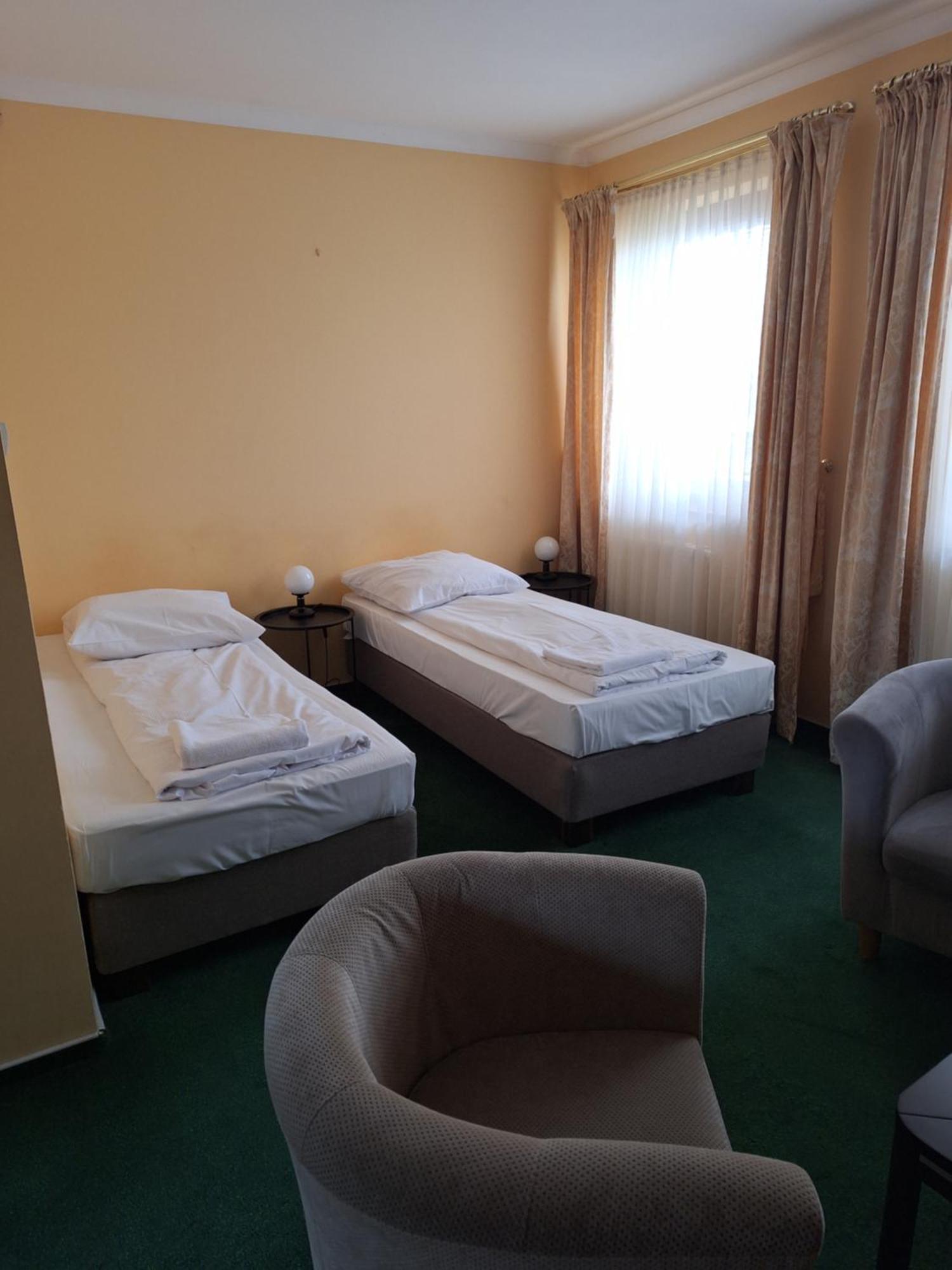 Hotel Malwa Ostrow Wielkopolski Bagian luar foto