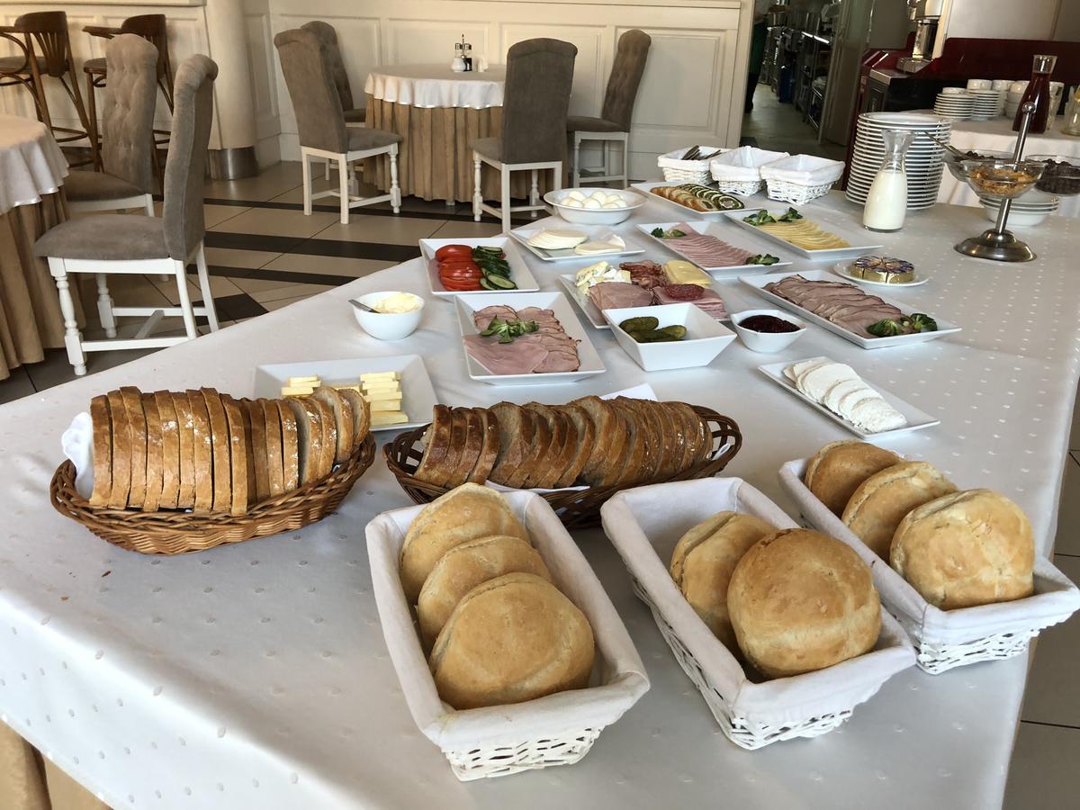 Hotel Malwa Ostrow Wielkopolski Bagian luar foto